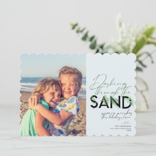 ビーチのクリスマスは砂浜の写真をダッシング シーズンカード (スタンド正面)