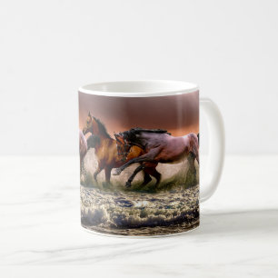 ビーチのコーヒー・マグで走っている馬 コーヒーマグカップ