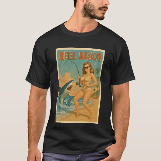 ビーチのサメ釣り ピンアップ レトロな海岸生活 Tシャツ (正面)