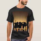 ビーチのサンセット - 静かで夢見るような雰囲気 Tシャツ (正面)