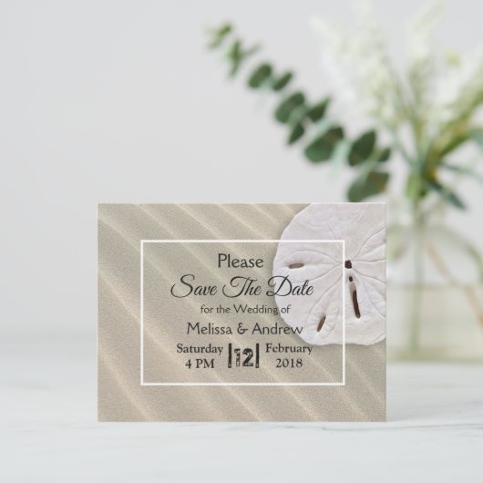 ビーチのサンドダラー テーマの結婚式 Save the Date 案内ポストカード (スタンド正面)