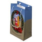 ビーチのサーフボードを持つハワイアンサンタ スモールペーパーバッグ (裏面アングル)