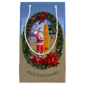 ビーチのサーフボードを持つハワイアンサンタ スモールペーパーバッグ (正面)