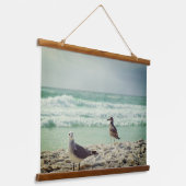 ビーチのシーグルがカメラでポーズ設定 吊り下げ型タペストリー (傾斜あり)