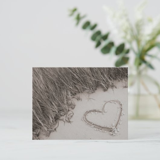 ビーチのハートのセピア色の郵便はがき ポストカード (スタンド正面)