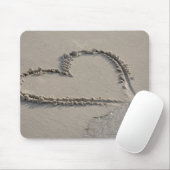 ビーチのハートの形の高角の概観 マウスパッド (マウス)