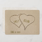 ビーチのハートを砂の中で結婚式の招待 招待状 (正面/裏面)