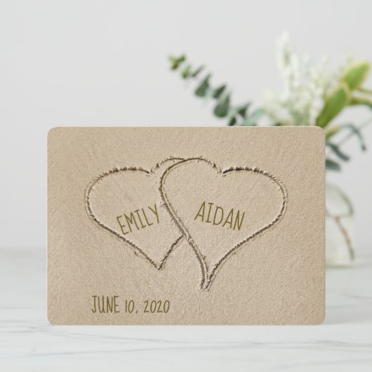 ビーチのハートを砂の中で結婚式の招待 招待状 (スタンド正面)