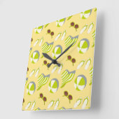 ビーチのバケーパターンにサングラスとサンハット  スクエア壁時計 (傾斜)