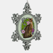 ビーチのバラを持つアビシニア猫 スノーフレークピューターオーナメント (左)