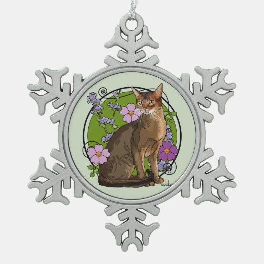 ビーチのバラを持つアビシニア猫 スノーフレークピューターオーナメント (正面)