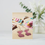 ビーチのビキニ上そしてハートの形のサングラス ポストカード (スタンド正面)