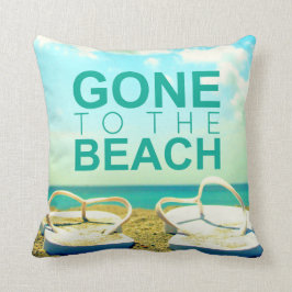 ビーチのビーチサンダルの枕に行く クッション