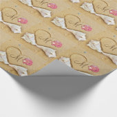 ビーチのピンクの貝殻にハートのモノグラム ラッピングペーパー (角)