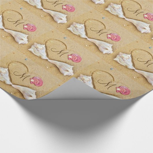 ビーチのピンクの貝殻にハートのモノグラム ラッピングペーパー (角)