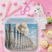 ビーチのフェンスにかかった夏の麦わら帽子 ペーパープレート (パーティー)