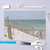 ビーチのフェンス越しにオーシャンビュー 薄葉紙 (クラフト)