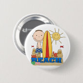 ビーチのブルネットの男の子のTシャツおよびギフト 缶バッジ (正面&裏面)