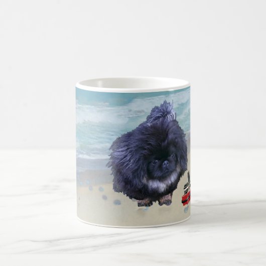 ビーチのペキニーズの子犬 コーヒーマグカップ (中央)