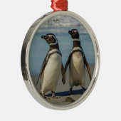 ビーチのペンギンカップル メタルオーナメント (右)