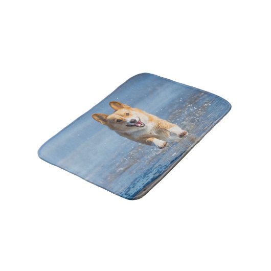 ビーチのペンブロークのウェルシュコーギー犬のランニング バスマット (アングル)