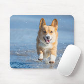 ビーチのペンブロークのウェルシュコーギー犬のランニング マウスパッド (マウス)