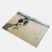 ビーチのボーダーコリー犬のランニング ドアマット (アングル)