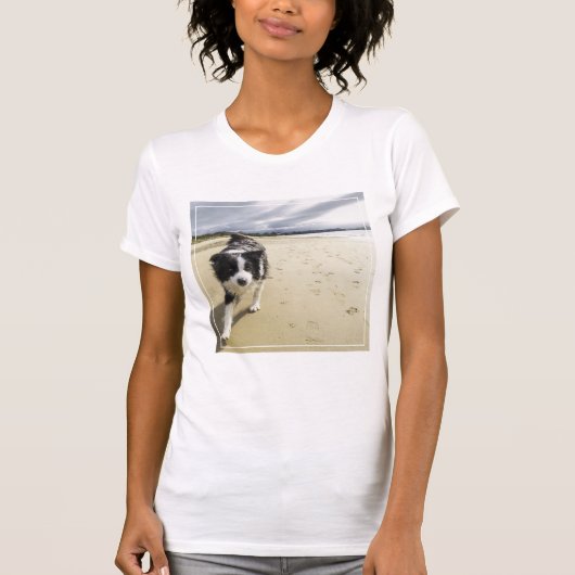 ビーチのボーダーコリー犬のランニング Tシャツ (正面)