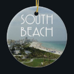 ビーチのマイアミ南フロリダの写真 セラミックオーナメント<br><div class="desc">アール・デコのスタイルのフォントの上の単語"南ビーチ"の都市スカイラインのビーチそして一部分の南ビーチ、マイアミ、フロリダの景色場面。</div>