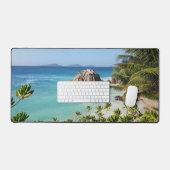 ビーチのヤシの木と大きな岩 デスクマット (キーボード&マウス)