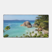 ビーチのヤシの木と大きな岩 デスクマット (正面)