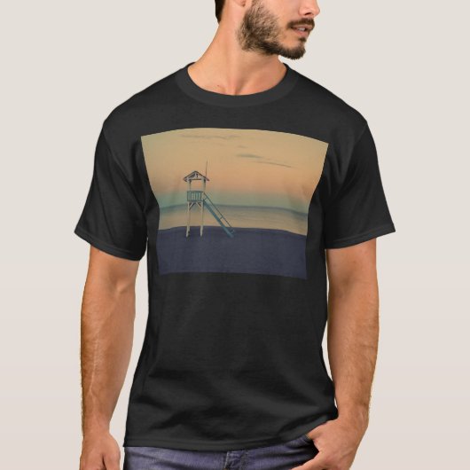 ビーチのライフガードタワー 日没 Tシャツ (正面)