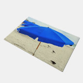 ビーチの傘が砂の中に入る ドアマット (アングル)