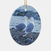 ビーチの写真で接吻しているカモメ セラミックオーナメント (右)