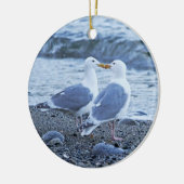 ビーチの写真で接吻しているカモメ セラミックオーナメント (左)