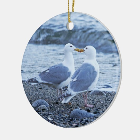 ビーチの写真で接吻しているカモメ セラミックオーナメント (左)