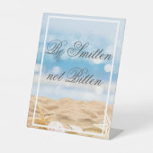 ビーチの写真の宛先 – Be Smitten not Bitten 台座サイン (正面)