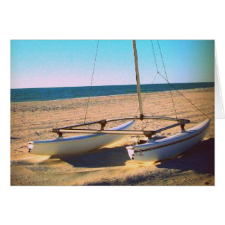 ビーチの単独帆ボート