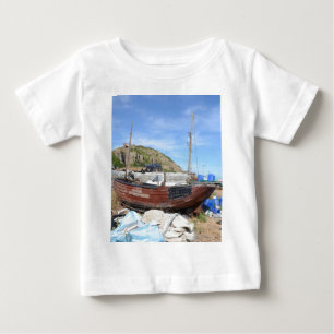ビーチの古い漁船 ベビーTシャツ