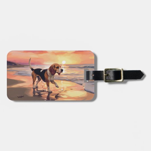 ビーチの夕日とサンディポーズのビーグル犬 ラゲッジタグ (正面横)