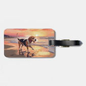 ビーチの夕日とサンディポーズのビーグル犬 ラゲッジタグ (裏面横)