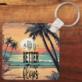 ビーチの夕日、人生はビーチサンダルで良い キーホルダー (裏面)