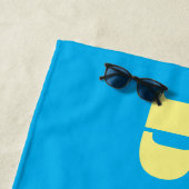 ビーチの大きな黄色のステンシルレターをスカイブルー ビーチタオル (インサイチュ)