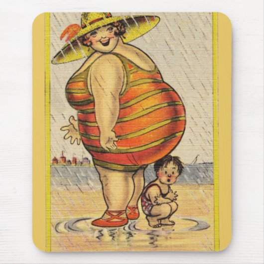 ビーチの奇妙な古い夫婦 マウスパッド (正面)
