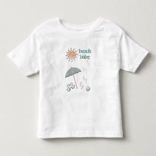 ビーチの妖精 - 傘、ボール、足跡が残る砂浜 トドラーTシャツ