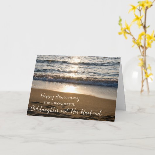 ビーチの娘と彼女の夫の記念日 カード (黄色い花)
