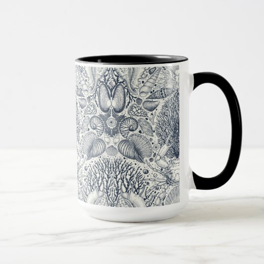 ビーチの宝物，貝殻，カニ，サンゴと海 マグカップ (右)