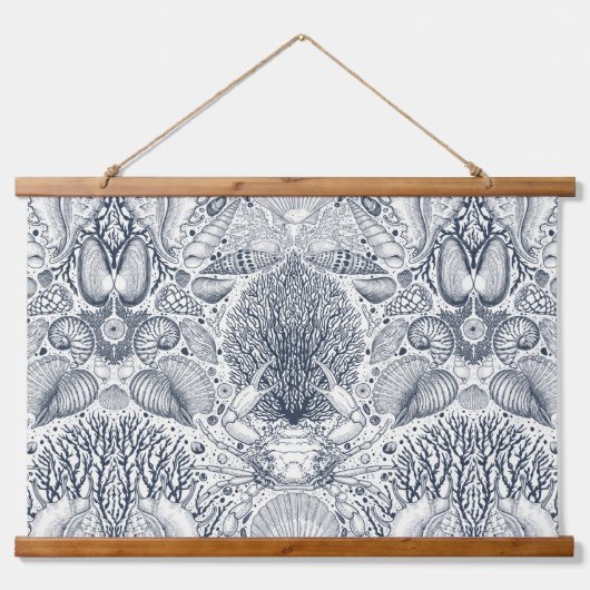 ビーチの宝物，貝殻，カニ，サンゴと海 吊り下げ型タペストリー (正面)