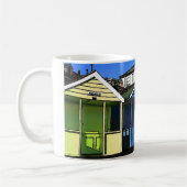 ビーチの小屋と青い空の英語の海辺の写真 コーヒーマグカップ (左)