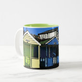 ビーチの小屋と青い空の英語の海辺の写真 ツートーンマグカップ (正面左)